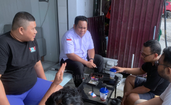 Anggota Bawaslu Kota Palu (dua dari kiri) saat melakukan pertemuan dengan beberapa orang pemuda di salhsatu kafe yang ada diseputaran Jalan Sis Aljufri, Kota Palu, Rabu (18/2/2026).