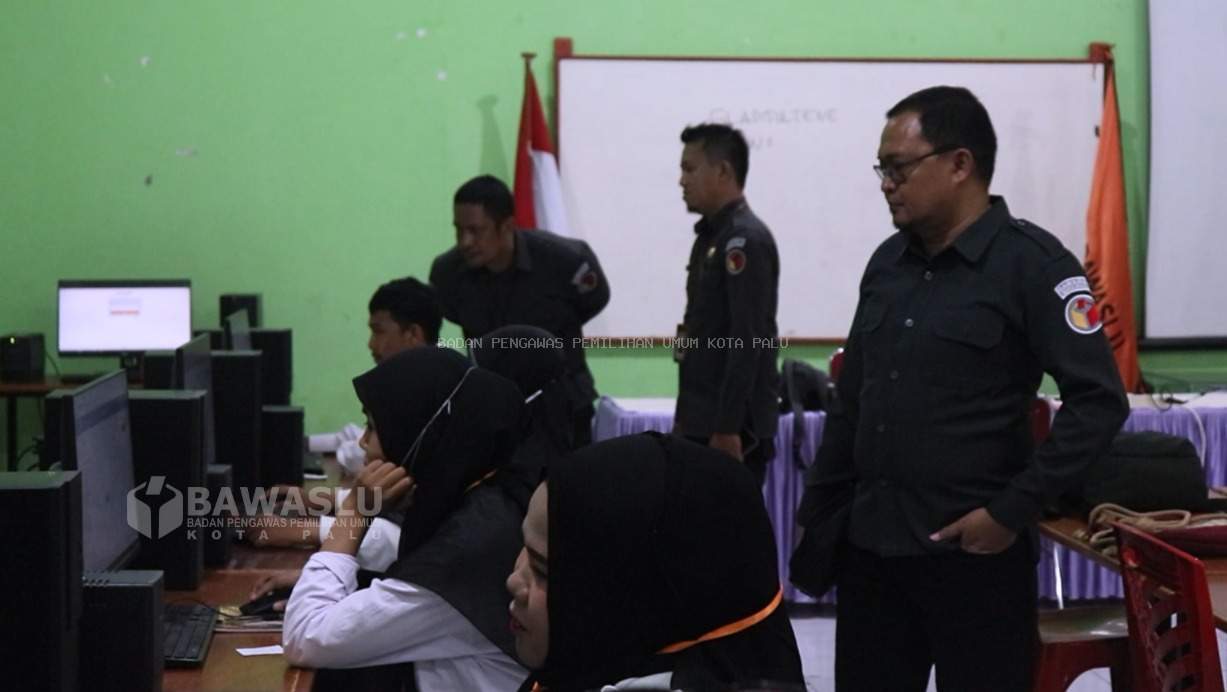 63 dari 67 Pendaftar Calon Anggota Panwalsu Kecamatan Mengikuti CAT