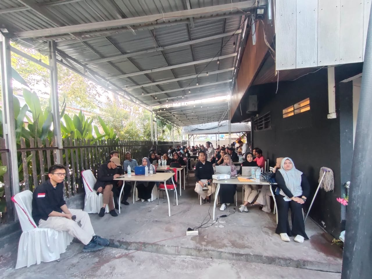 Anggota Bawaslu Kota Palu Ferdiansyah saat melihat data pengawasan DPS yang disampaikan oleh ketua Panwaslu Kecamatan Tatanga di Rapat Pencermatan Pasca DPS, Selasa (27/08/2024), Foto: all.