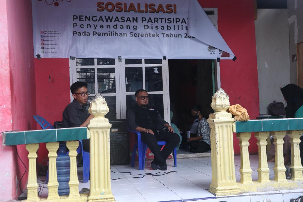 Anggota Bawaslu Kota Palu Ferdiansyah saat berbicara dalam kegiatan Sosialisasi Pengawasan Partisipatif Penyandang Disabilitas pada Pemilihan Serentak Tahun 2024, Senin (02/09/2024) Foto: Daniel.