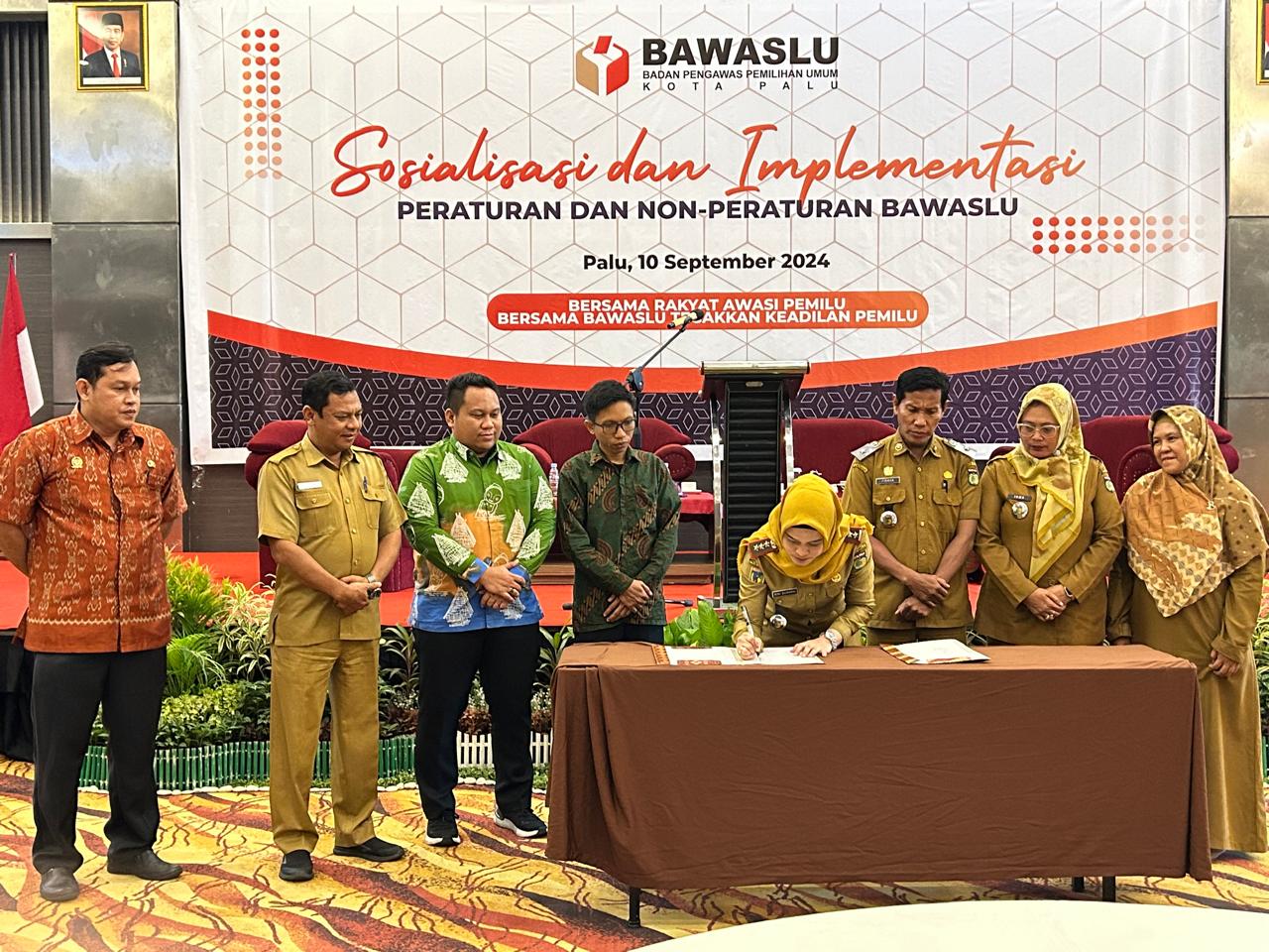 Anggota Bawaslu Kota Palu Ferdiansyah dan Wardiyanto saat menyaksikan penandatanganan komitmen Netralitas Lurah dalam Pemilihan Kepala Daerah di Kota Palu, Selasa (10/09/2024) Foto: AM.
