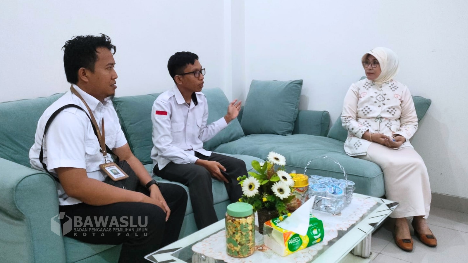 Anggota Bawaslu Kota Palu, Ferdiansyah, laklukan koordinasi di ruang kerja Sekretaris BKPSDM Provinsi Sulawesi Tengah, Hafsah Radjamuda, Rabu (2/10/2024).