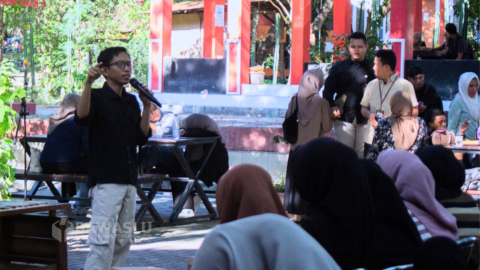 Anggota Baswaslu Kota Palu Ferdiansyah, saat menjadi narasumber pada Pengawasan Pemilihan Partisipatif di FISIP, Universitas Tadulako, Jumat (27/9/2024).