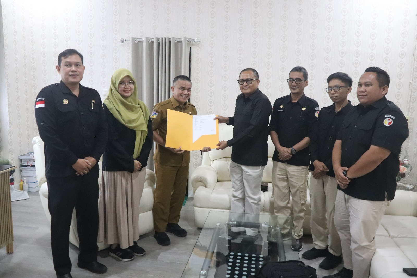 Foto bersama Bawaslu Kota Palu dan Wali Kota Palu