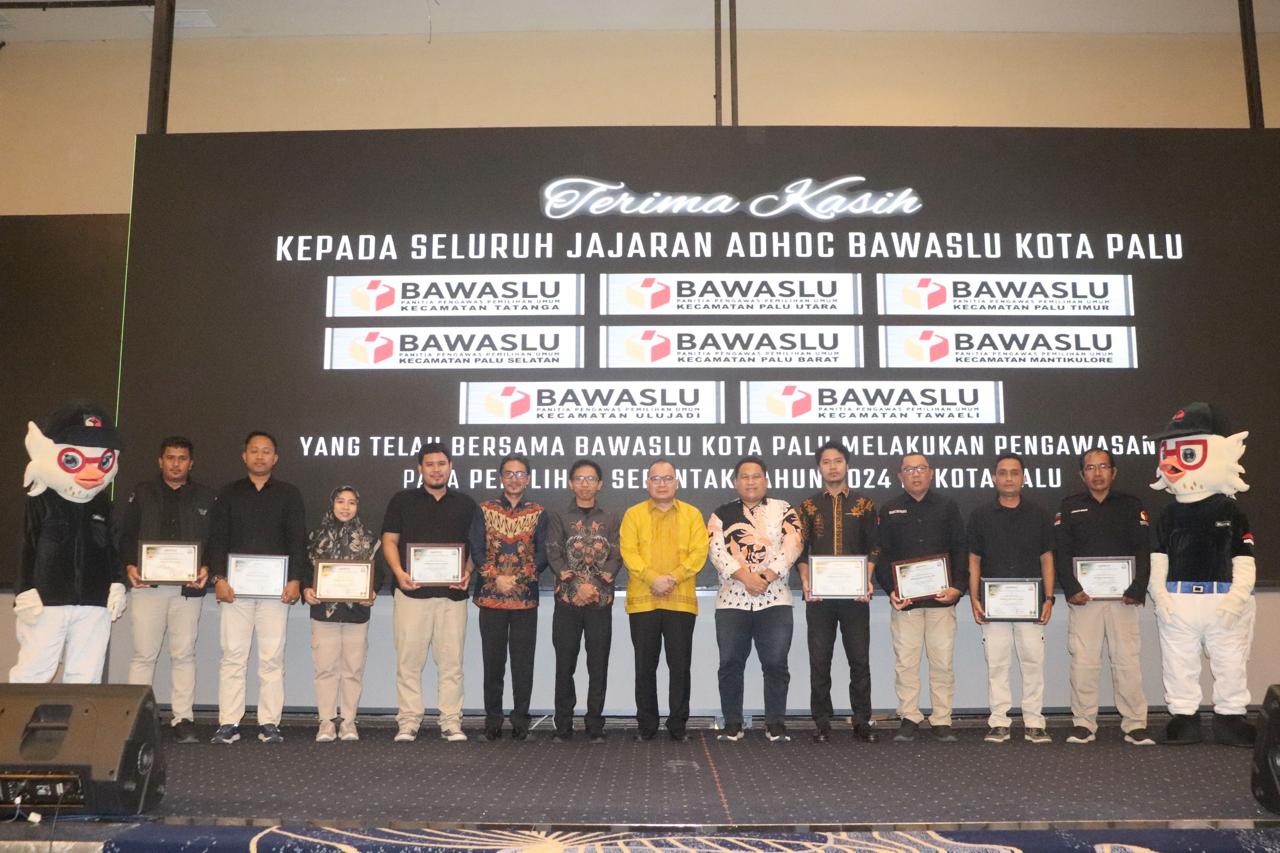 Foto bersama dengan Jajaran Panwaslu Kecamatan