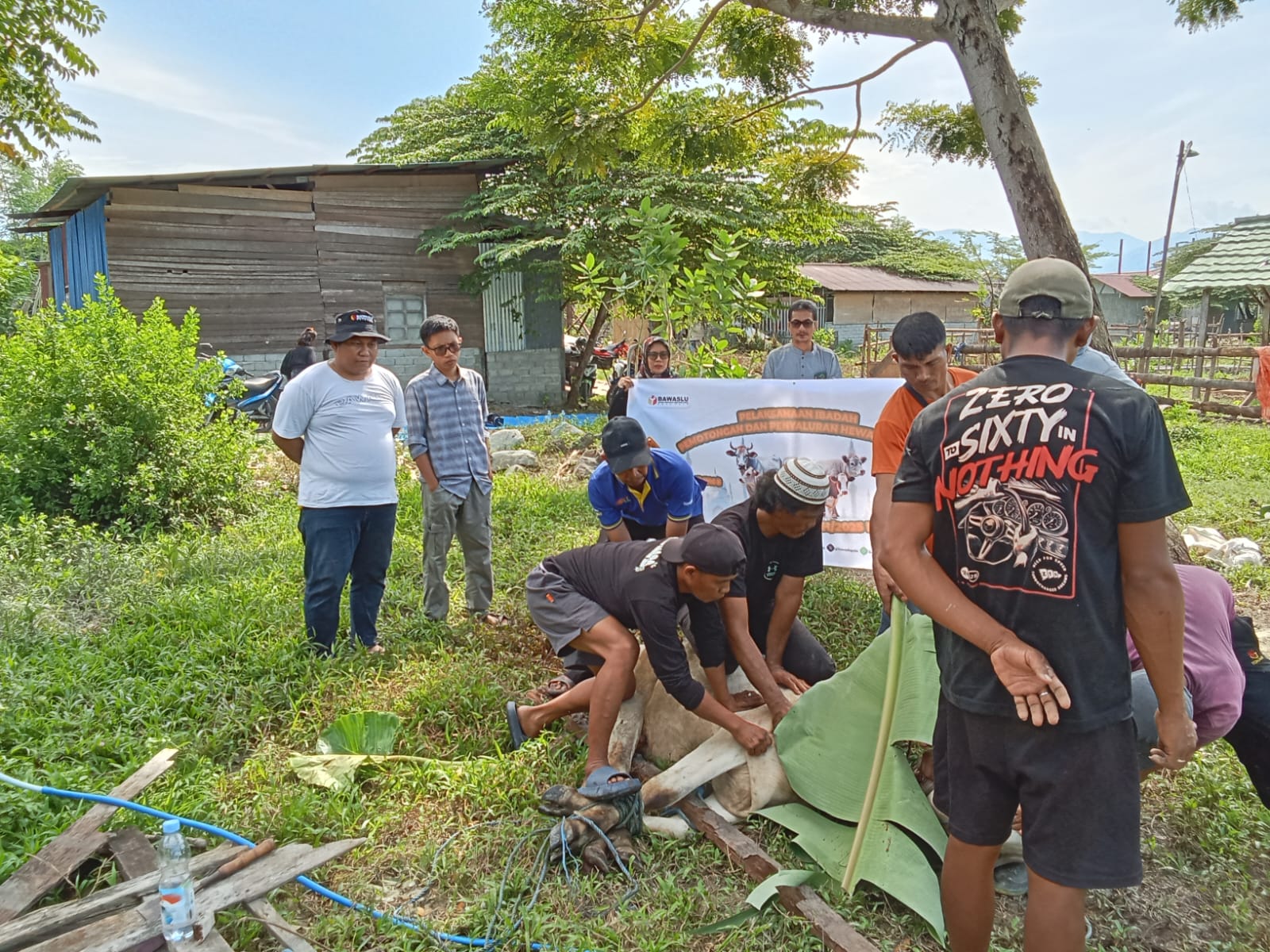 Maknai Idul Adha dengan Berbagi, Bawaslu Kota Palu Salurkan Daging Kurban Kepada yang Membutuhkan