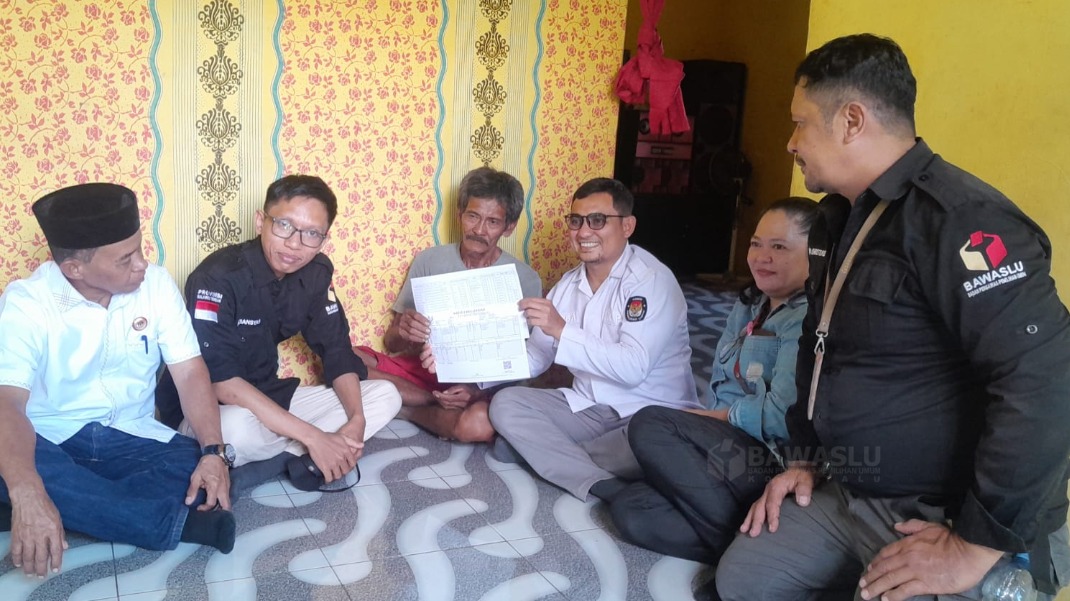 Pelaksanaan pengawasan Coktas yang dilakukan oleh Anggota Bawaslu Kota Palu, Ferdiansyah (dua dari kiri) di  salahsatu wilayah kecamatan yang ada di Kota Palu.