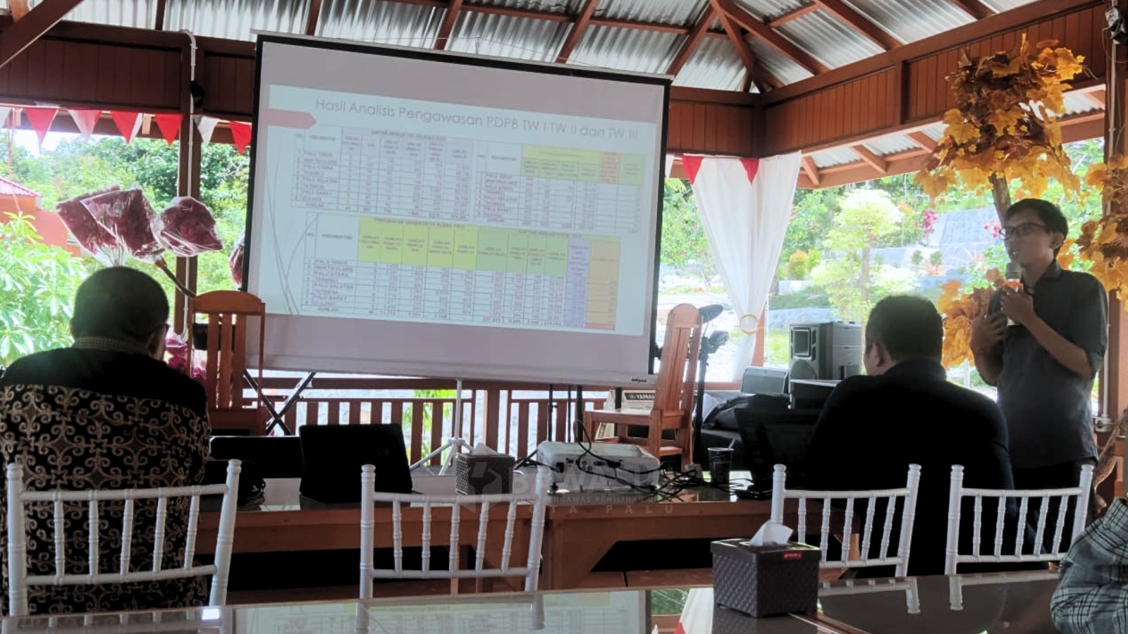 Anggota Bawaslu Kota Palu, Ferdinsyah (satu di kiri), saat pemaparan hasil pengawasan PDPB yang dilakukan oleh Bawaslu Kota Palu, Rabu (22/10/2025).