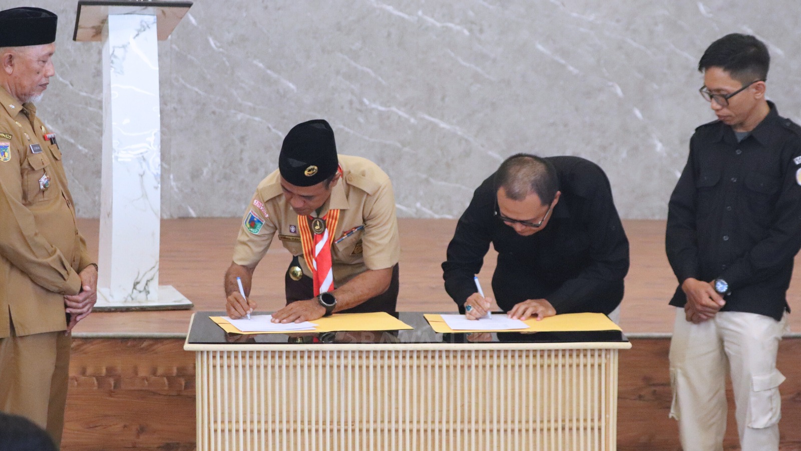 Badan Pengawas Pemilu (Bawaslu) Kota Palu menandatangani Nota Kesepahaman (MoU) dengan Kwartir Cabang (Kwarcab) Gerakan Pramuka Kota Palu dalam rangka memperkuat pengawasan partisipatif masyarakat melalui gerakan Pramuka, Selasa 28 Oktober 2025.