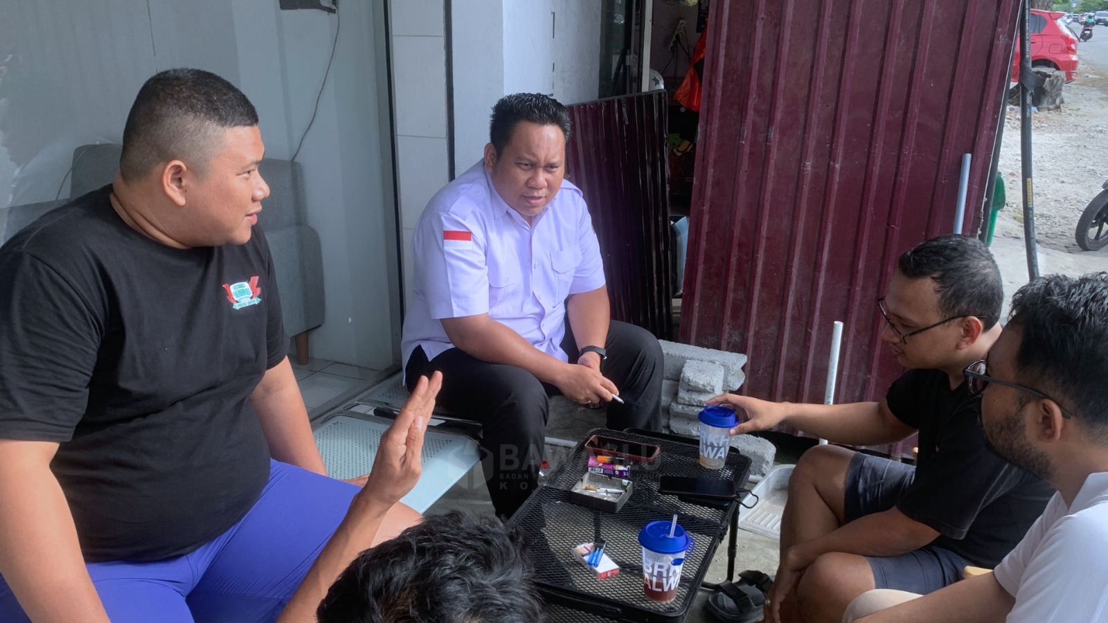 Anggota Bawaslu Kota Palu (dua dari kiri) saat melakukan pertemuan dengan beberapa orang pemuda di salhsatu kafe yang ada diseputaran Jalan Sis Aljufri, Kota Palu, Rabu (18/2/2026).