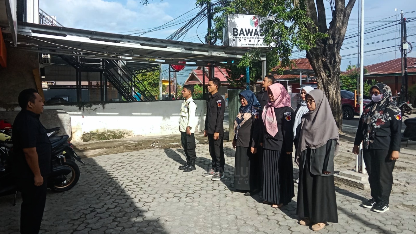 Anggota Bawaslu Kota Palu, Wardiyanto (satu di kiri) saat pimpin apel Senin rutin yang dilakukan oleh jajaran sekretariat Bawaslu Kota Palu di halaman Kantor Bawaslu Kota Palu, Senin (23/2/2026).