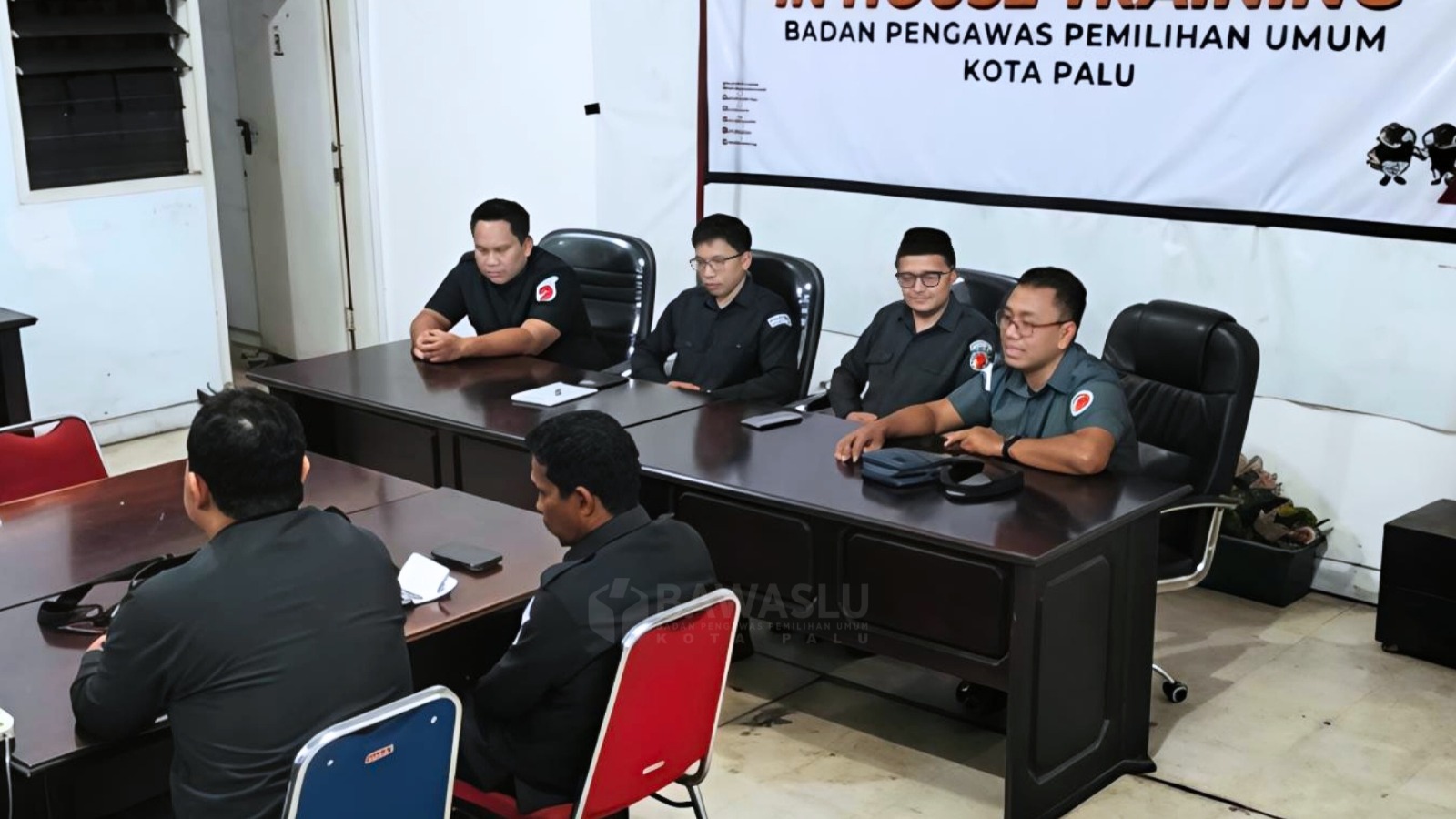 Rapat internal Sekretariat Bawaslu Kota Palu, Senin (23/2/2026) di ruang rapat Kantor Bawaslu Kota Palu.