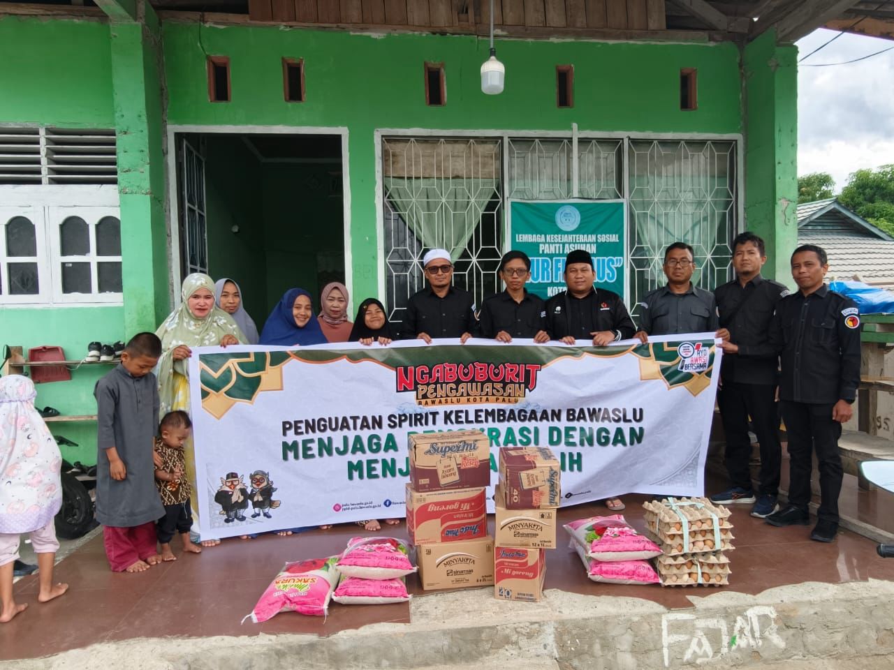 Hangatnya Kebersamaan Ramadhan, Bawaslu Kota Palu Berbagi Sembako di Panti Asuhan