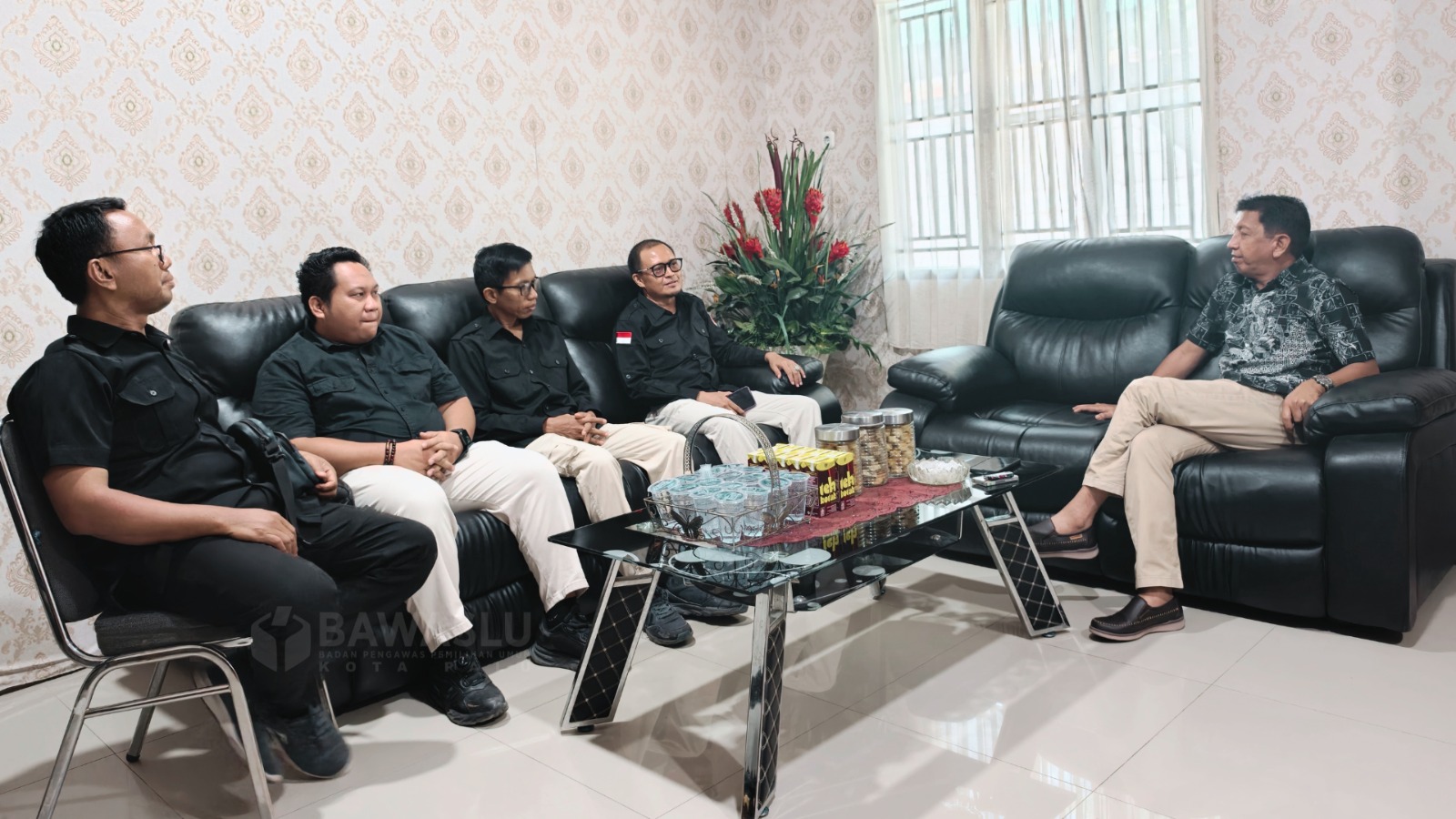 Ketua, Anggota, Kepala Sekretariat dan staf Sekretariat Bawaslu Kota Palu melaksanakan audiensi di Kantor DPRD Kota Palu membahas sejumlah isu strategis yang menjadi perhatian bersama menjelang tahapan Pemilu 2029 nanti.