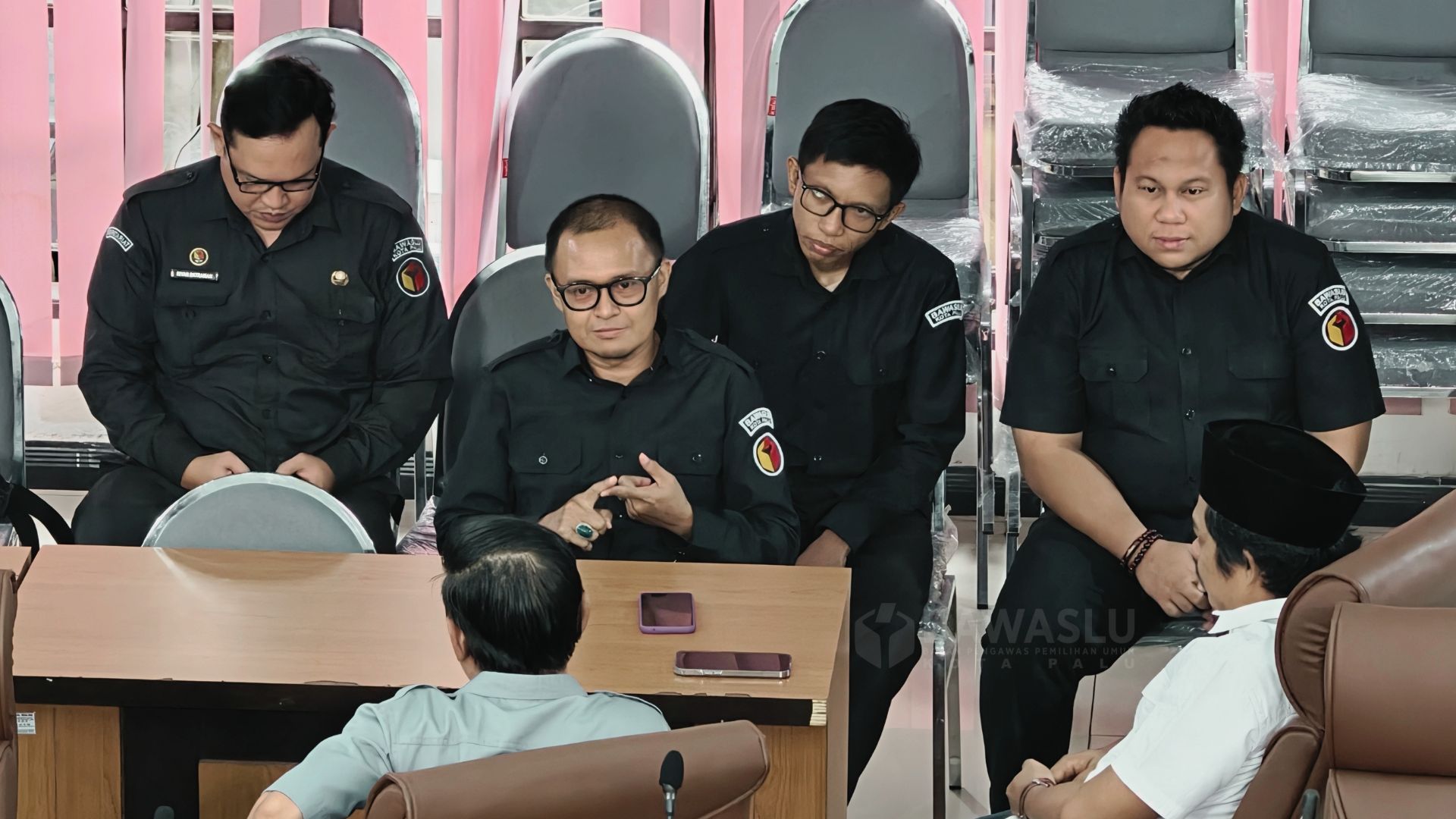 Ketua dan Anggota Bawaslu Kota Palu menghadiri rapat pembahasan penambahan kursi di DPRD Kota Palu untuk Pemilihan Umum Legislatif Tahun 2029. Rapat tersebut berlangsung di Ruang Kerja Komisi A, Kantor DPRD Kota Palu, Senin (13/5/2026).