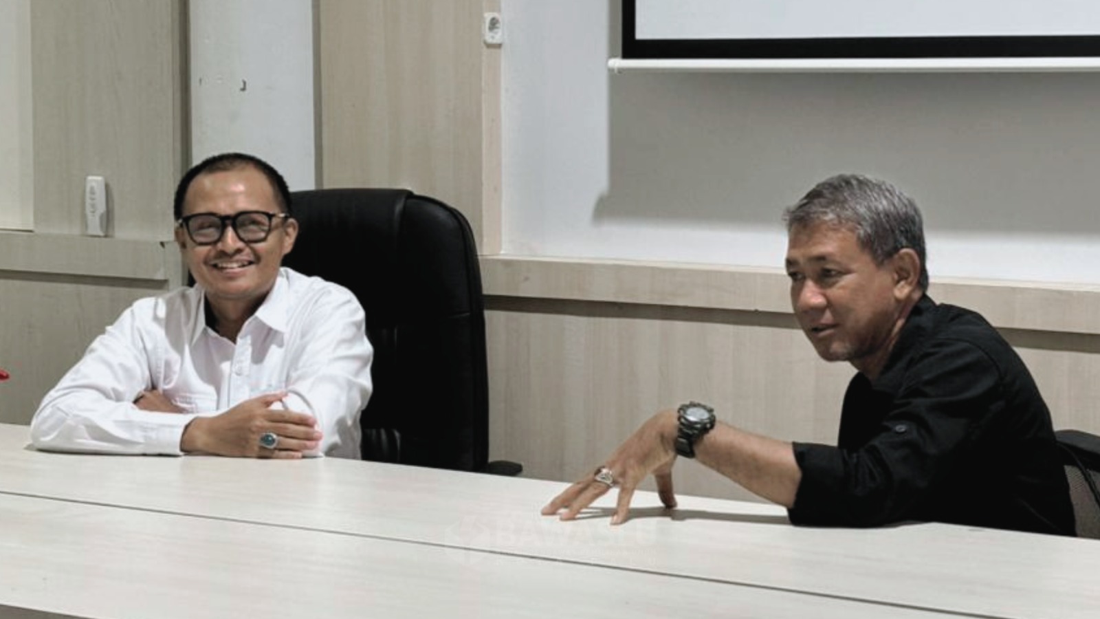 Ketua Bawaslu Kota Palu, Agussalim Wahid, melakukan audiensi konsolidasi isu demokrasi ke Inspektorat Daerah Kota Palu membahas sejumlah isu strategis terkait pengawasan pemilu dan tantangan demokrasi