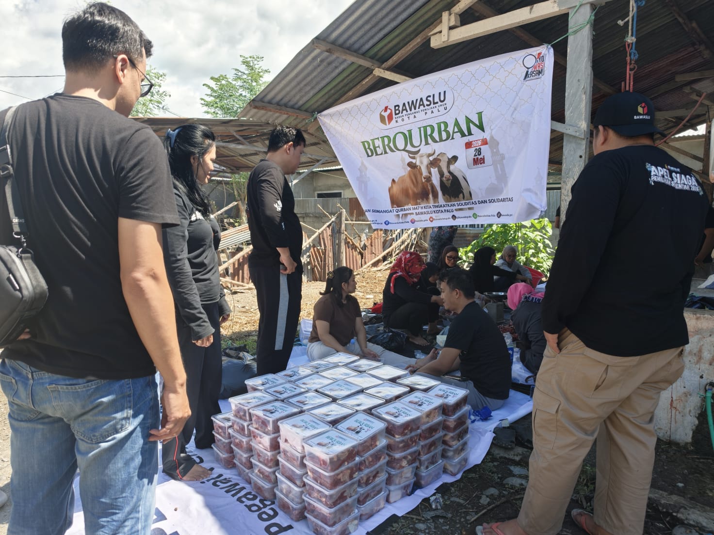 Bawaslu Kota Palu Berbagi Daging Kurban