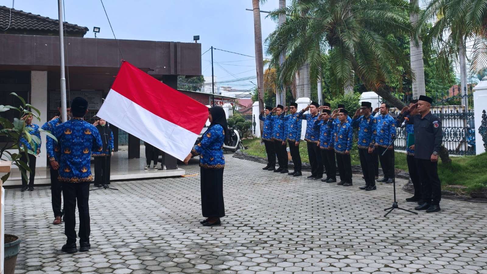 Upacara peringatan Hari Lahir Pancasila pada Senin, 1 Juni 2026, di halaman kantor Bawaslu Sulteng. Upacara yang dimulai pukul 08.00 Wita ini dihadiri jajaran Bawaslu Kota Palu, Kabupaten Sigi, dan Kabupaten Donggala.