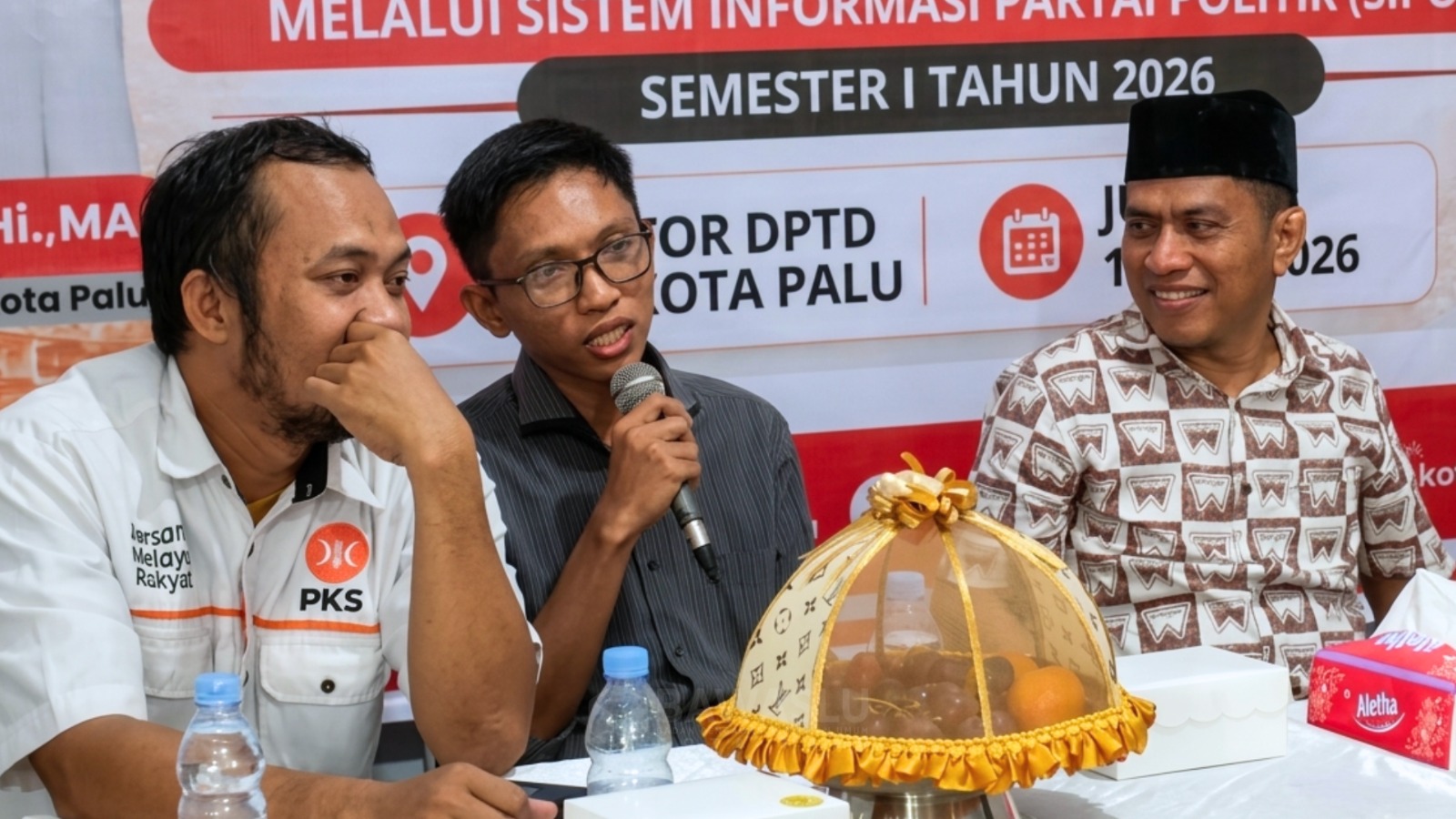 Anggota Bawaslu Kota Palu, Ferdiansyah, hadir sebagai pembicara dalam giat Sosialisasi Pemutakhiran Data Partai Politik melalui Sistem Informasi Partai Politik (Sipol) Semester I