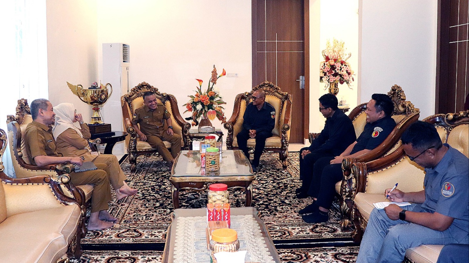 Ketua Bawaslu Kota Palu bersama Anggota dan Kepala Sekretariat Bawaslu Kota Palu melakukan audiensi dengan Wali Kota Palu, Hadianto Rasyid. Pertemuan ini berlangsung di rumah dinas walikota Palu