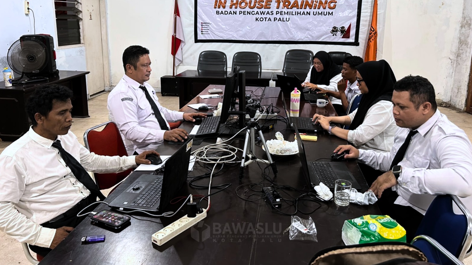 Sejumlah Pegawai Pemerintah dengan Perjanjian Kerja (PPPK) Bawaslu Kota Palu mengikuti Orientasi Pegawai PPPK Kurikulum Pengenalan Nilai dan Etika Instansi Tahun 2026 yang diselenggarakan oleh Bawaslu Provinsi Sulawesi Tengah.