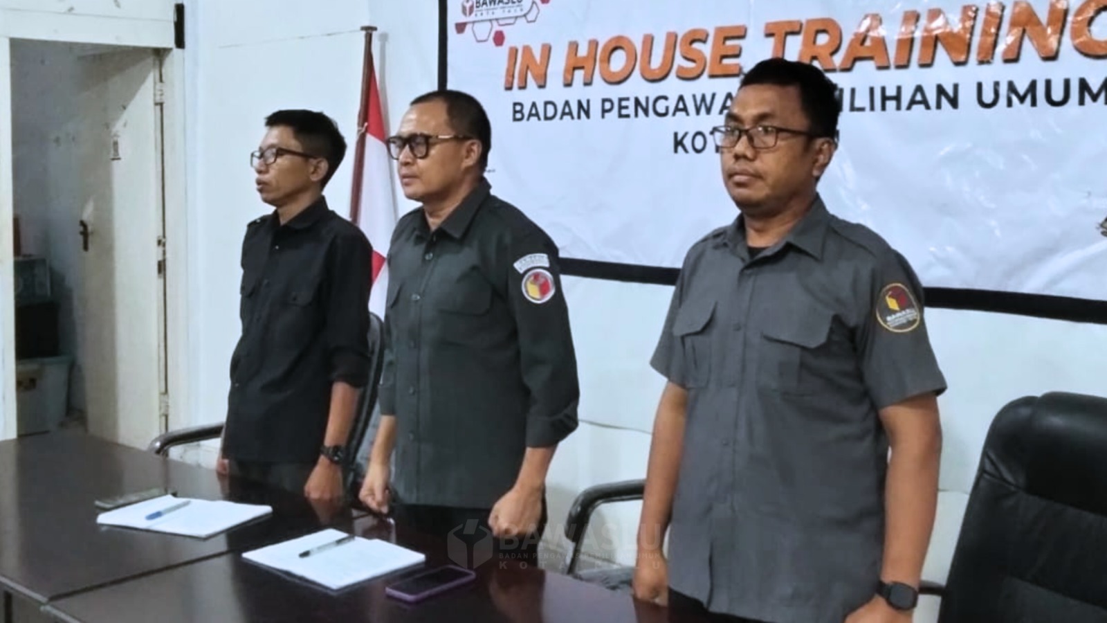 Melalui rapat internal Bawaslu Kota Palu menegaskan kedisiplinan aparatur dalam rapat internal di sekretariat Bawaslu Kota Palu. Fokus utama rapat adalah memastikan seluruh staf mematuhi aturan jam kerja, jadwal piket, serta kewajiban administrasi yang menjadi dasar kelancaran tugas pengawasan di  Bawaslu Kota Palu.