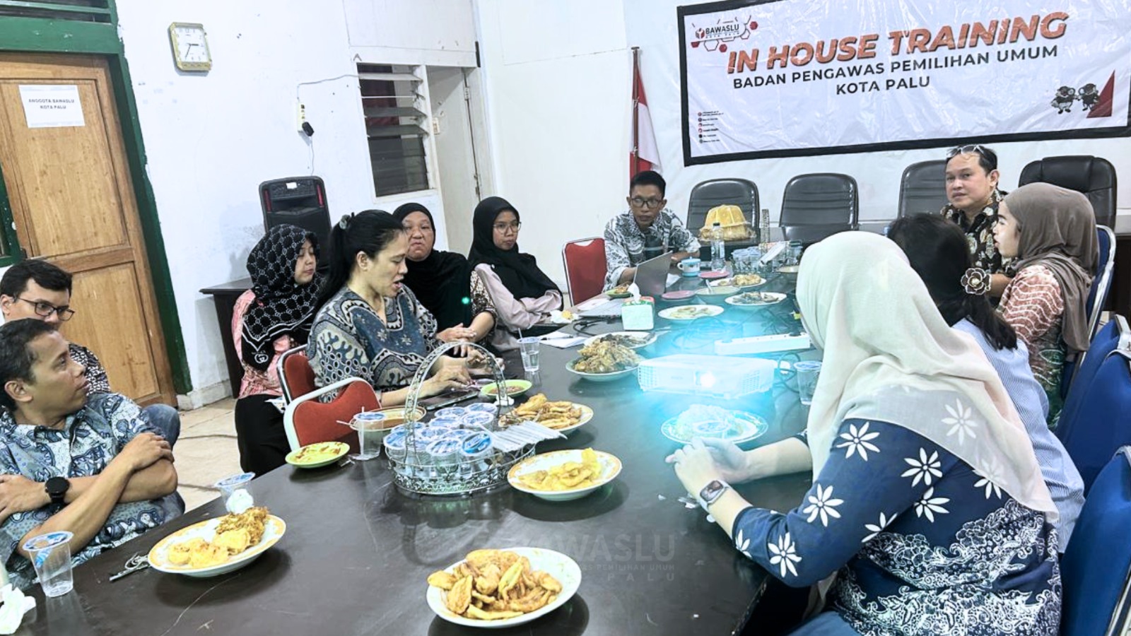 Telaah staf dipandang sebagai instrumen penting dalam mendukung pengambilan keputusan di lembaga pengawas pemilu.