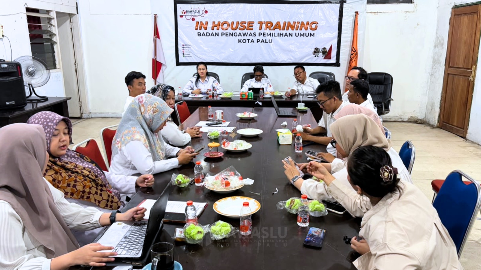 Rapat internal yang dihadiri oleh Kepala Bagian Penanganan Pelanggaran dan Penyelesaian Sengketa Proses Pemilu Bawaslu Provinsi Sulawesi Tengah, Mochamad Haritsyah bersama seluruh jajaran staf secretariat Bawaslu Kota Palu