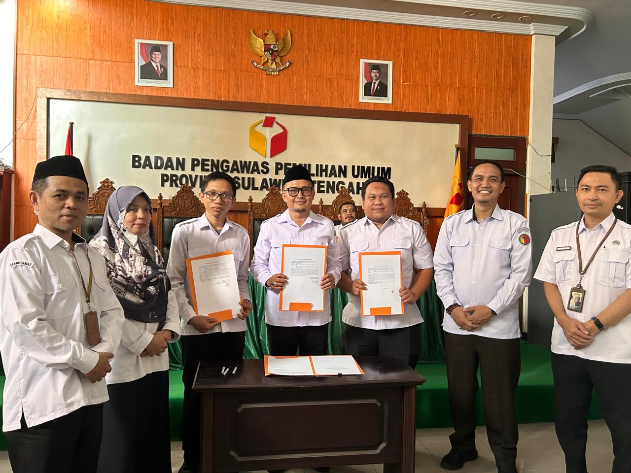 Wujud Komitmen Peningkatan Kinerja, Komisioner Bawaslu Kota Palu Tanda Tangan IKU Pengawas Pemilu
