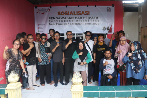 Ketua dan Anggota Bawaslu Kota Palu Agussalim dan Ferdiansyah berfoto bersama dengan peserta kegiatan sosialisasi pengawasan partisipatif penyandang disabilitas Pemilihan Serentak Tahun 2024, Senin (02/09/2024) Foto: Daniel.
