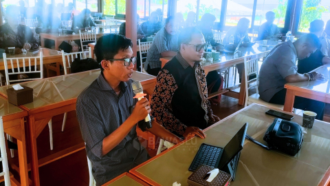 Ketua Bawaslu Kota Palu, Agussalim Wahid (kanan) dan Anggota Bawaslu Kota Palu, Ferdiansyah (kiri) saat paparkan hasil pengawasan PPDP