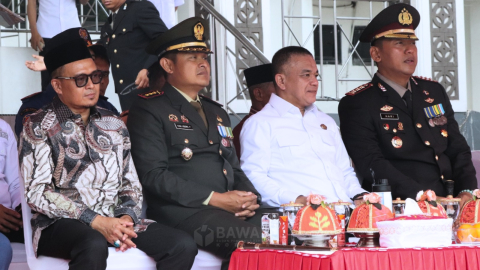 Ketua Bawaslu Kota Palu, Agussalim Wahid (satu di kiri), hadiri Upacara Peringatan Hari Ulang Tahun (HUT) Bhayangkara ke-80 digelar di halaman Kantor Walikota Palu, Rabu (1/7/2026) pagi.