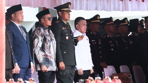 Ketua Bawaslu Kota Palu, Agussalim Wahid (satu di kiri), hadiri Upacara Peringatan Hari Ulang Tahun (HUT) Bhayangkara ke-80 digelar di halaman Kantor Walikota Palu, Rabu (1/7/2026) pagi.