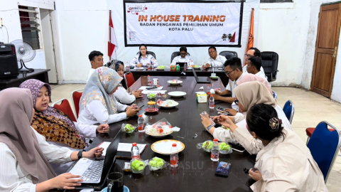Rapat internal yang dihadiri oleh Kepala Bagian Penanganan Pelanggaran dan Penyelesaian Sengketa Proses Pemilu Bawaslu Provinsi Sulawesi Tengah, Mochamad Haritsyah bersama seluruh jajaran staf secretariat Bawaslu Kota Palu
