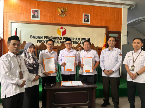 Wujud Komitmen Peningkatan Kinerja, Komisioner Bawaslu Kota Palu Tanda Tangan IKU Pengawas Pemilu