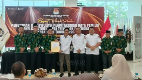 Bawaslu Kota Palu bersama KPU Kota Palu menetapkan hasil rekapitulasi Pemutakhiran Data Pemilih Berkelanjutan