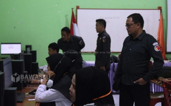 63 dari 67 Pendaftar Calon Anggota Panwalsu Kecamatan Mengikuti CAT