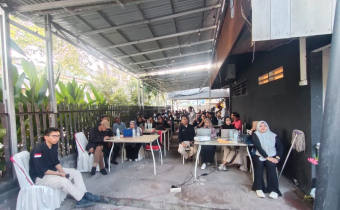 Anggota Bawaslu Kota Palu Ferdiansyah saat melihat data pengawasan DPS yang disampaikan oleh ketua Panwaslu Kecamatan Tatanga di Rapat Pencermatan Pasca DPS, Selasa (27/08/2024), Foto: all.