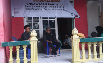 Anggota Bawaslu Kota Palu Ferdiansyah saat berbicara dalam kegiatan Sosialisasi Pengawasan Partisipatif Penyandang Disabilitas pada Pemilihan Serentak Tahun 2024, Senin (02/09/2024) Foto: Daniel.