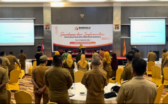 Suasana Pelaksanaan Ikrar Netraliats Lurah se- Kota Palu dalam rangka Pemilihan Serentak Tahun 2024  yang dipimpinan oleh Lurah Birobuli Utara Rini Suwarni dalam kegiatan Sosialisasi dan Implementasi Peraturan dan Non Peraturan yang diselenggarakan Bawaslu Kota Palu, Selasa (10/09/2024) Foto: AM.