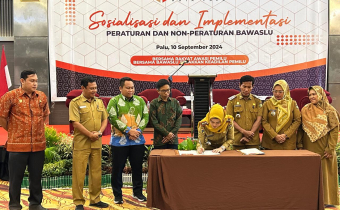 Anggota Bawaslu Kota Palu Ferdiansyah dan Wardiyanto saat menyaksikan penandatanganan komitmen Netralitas Lurah dalam Pemilihan Kepala Daerah di Kota Palu, Selasa (10/09/2024) Foto: AM.