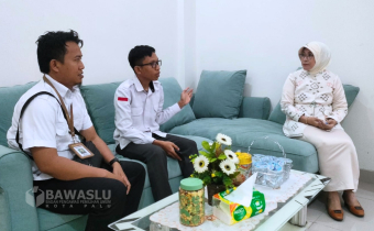 Anggota Bawaslu Kota Palu, Ferdiansyah, laklukan koordinasi di ruang kerja Sekretaris BKPSDM Provinsi Sulawesi Tengah, Hafsah Radjamuda, Rabu (2/10/2024).