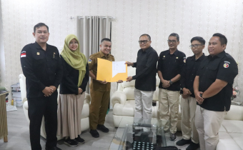 Foto bersama Bawaslu Kota Palu dan Wali Kota Palu