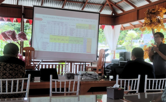 Anggota Bawaslu Kota Palu, Ferdinsyah (satu di kiri), saat pemaparan hasil pengawasan PDPB yang dilakukan oleh Bawaslu Kota Palu, Rabu (22/10/2025).