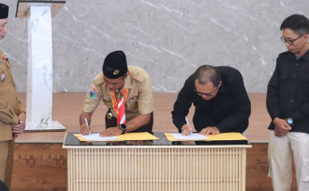 Badan Pengawas Pemilu (Bawaslu) Kota Palu menandatangani Nota Kesepahaman (MoU) dengan Kwartir Cabang (Kwarcab) Gerakan Pramuka Kota Palu dalam rangka memperkuat pengawasan partisipatif masyarakat melalui gerakan Pramuka, Selasa 28 Oktober 2025.