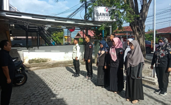 Anggota Bawaslu Kota Palu, Wardiyanto (satu di kiri) saat pimpin apel Senin rutin yang dilakukan oleh jajaran sekretariat Bawaslu Kota Palu di halaman Kantor Bawaslu Kota Palu, Senin (23/2/2026).