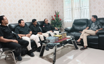 Ketua, Anggota, Kepala Sekretariat dan staf Sekretariat Bawaslu Kota Palu melaksanakan audiensi di Kantor DPRD Kota Palu membahas sejumlah isu strategis yang menjadi perhatian bersama menjelang tahapan Pemilu 2029 nanti.