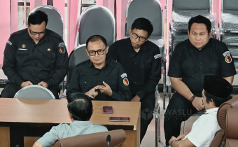 Ketua dan Anggota Bawaslu Kota Palu menghadiri rapat pembahasan penambahan kursi di DPRD Kota Palu untuk Pemilihan Umum Legislatif Tahun 2029. Rapat tersebut berlangsung di Ruang Kerja Komisi A, Kantor DPRD Kota Palu, Senin (13/5/2026).