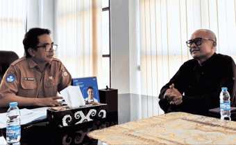 Ketua Bawaslu Kota Palu, Agussalim Wahid, melaksanakan giat Konsolidasi Isu Demokrasi bersama Kepala Dinas Pendidikan Kota Palu, Hardi, didampingi Kasubag dan Staf P3SH Bawaslu Kota Palu, Selasa (19/5/2026).
