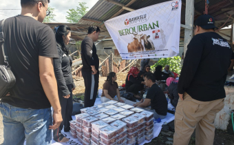 Bawaslu Kota Palu Berbagi Daging Kurban